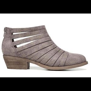 Bryna ankle bootie Carlos by Carlos Santana Sz7